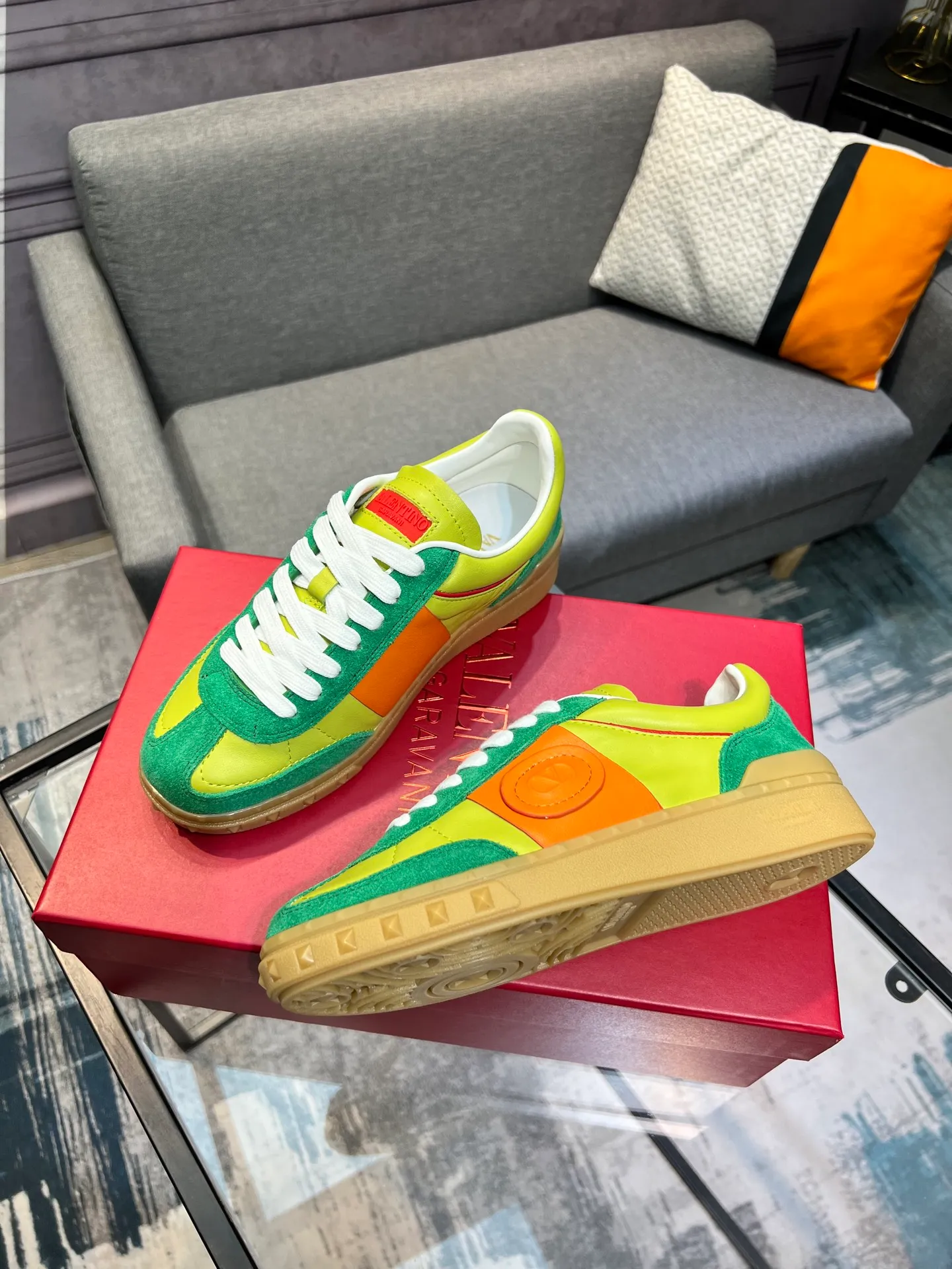 Men's shoes 💰620 👉🌹🌹VALENTINO counter synchronized new low-top casual sports shoes 👍Professional and high-end, perfect replica, first-class quality! 👍All made of original 1:1 materials, exclusive mold opening! 👍High mercerized cowhide fabric 👍TPU outsole, comfortable and wear-resistant, brand injection insole, 👍Full set of high-end counter packaging 👍All details are customized with 1:1 mold, striving for perfection! 👍Couple style female 35-41, male 38-46 (female 41, male 45 46 customized)